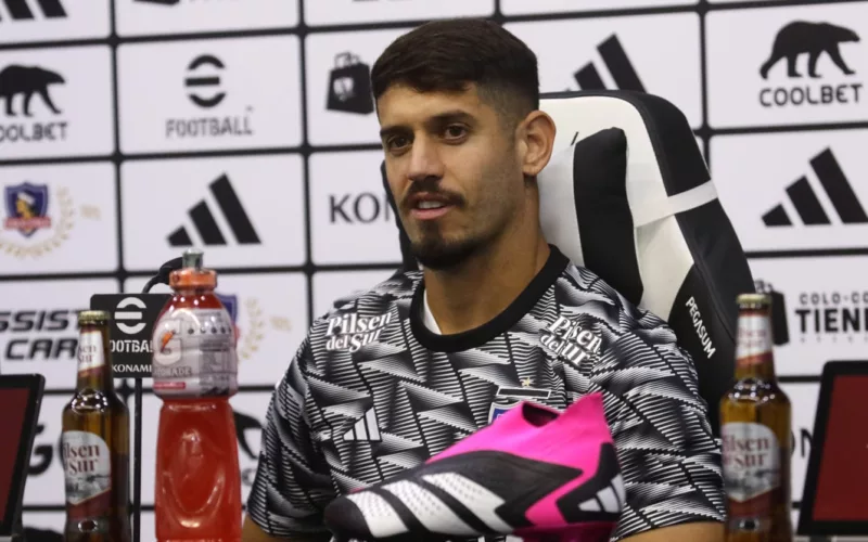 Matías de los Santos sonriendo durante la conferencia de prensa en su presentación con Colo-Colo.