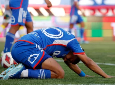 Primer plano a jugador de Universidad de Chile tendido sobre el piso.