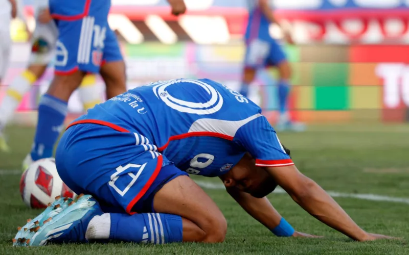 Primer plano a jugador de Universidad de Chile tendido sobre el piso.