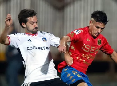 Agustín Bouzat disputando un balón en un partido de Colo-Colo vs Unión Española.