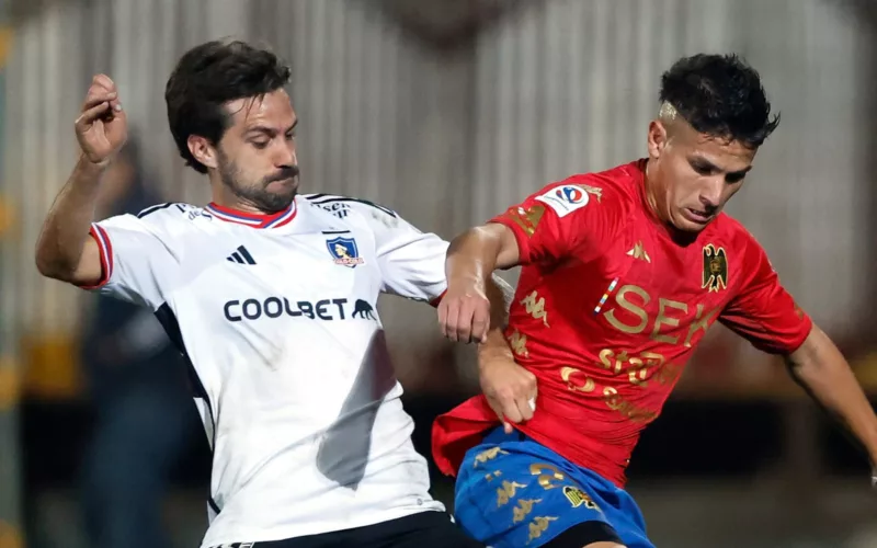 Agustín Bouzat disputando un balón en un partido de Colo-Colo vs Unión Española.