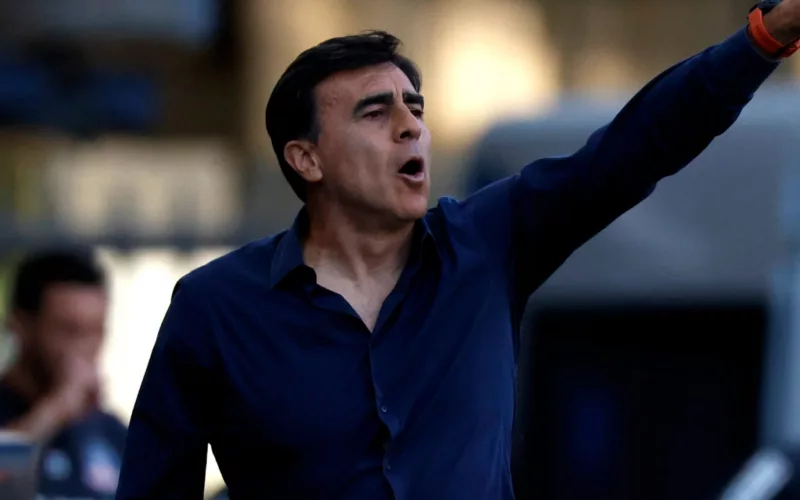 Primer plano a Gustavo Quinteros con camisa y boca abierta mientras da instrucciones en el partido de Colo-Colo vs Audax Italiano.