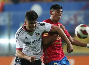 Damián Pizarro disputando un balón con cara de esfuerzo en un partido entre Colo-Colo vs Unión Española.