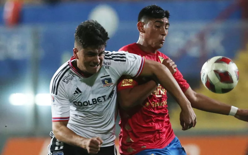 Damián Pizarro disputando un balón con cara de esfuerzo en un partido entre Colo-Colo vs Unión Española.