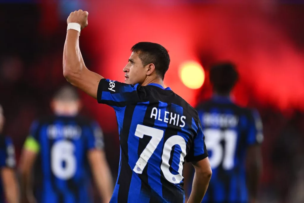 Alexis Sánchez celebrando su gol de penal con la camiseta de Inter con una bengala encendida de fondo.