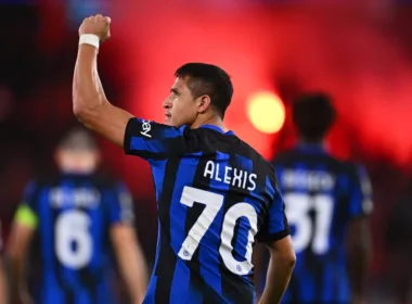 Alexis Sánchez celebrando su gol de penal con la camiseta de Inter con una bengala encendida de fondo.