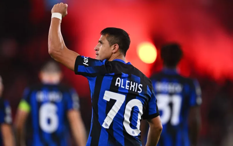 Alexis Sánchez celebrando su gol de penal con la camiseta de Inter con una bengala encendida de fondo.