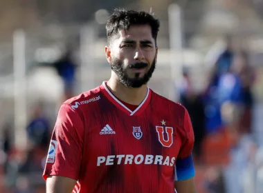 Primer plano a Johnny Herrera en un campo de juego con camiseta de Universidad de Chile y cara de preocupación.