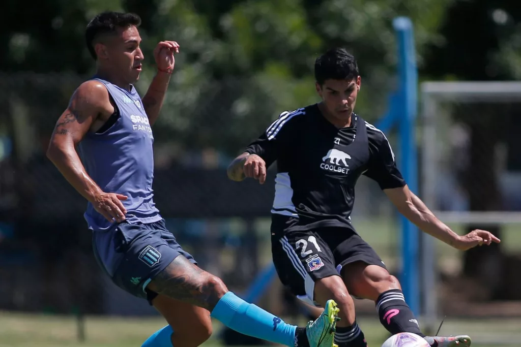 Erick Wiemberg enfrentnado a un rival durante un amistoso de Colo-Colo enfrentando a Racing Club durante la pretemporada 2023 en Argentina.