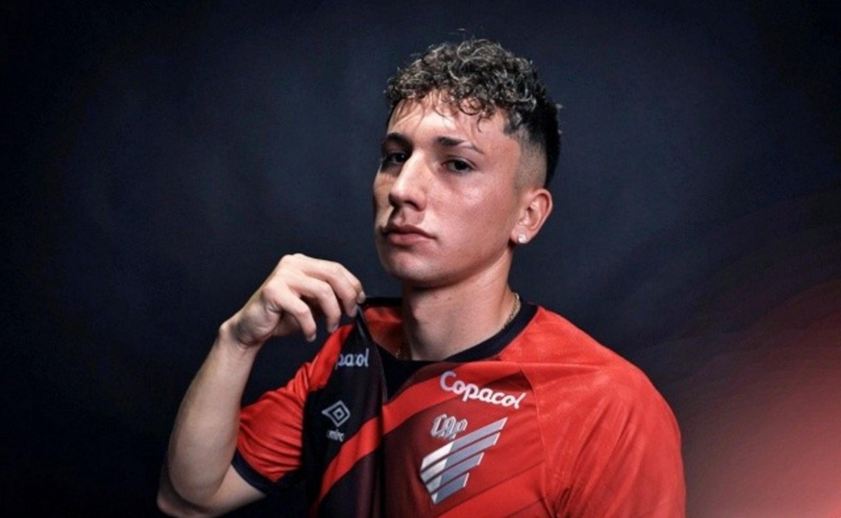 Luciano Arriagada posando ante las cámaras durante una sesión fotográfica del Athletico Paranaense.