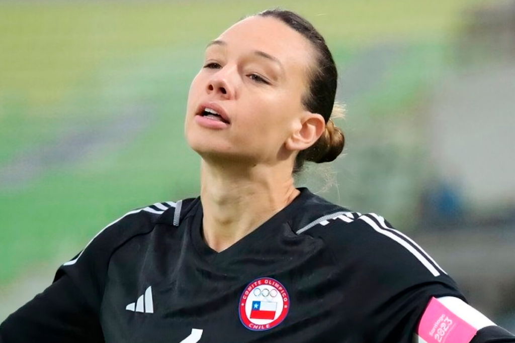 Christiane Endler con cara de lamento mientras defiende la camiseta de Chile en los Juegos Panamericanos de Santiago 2023.