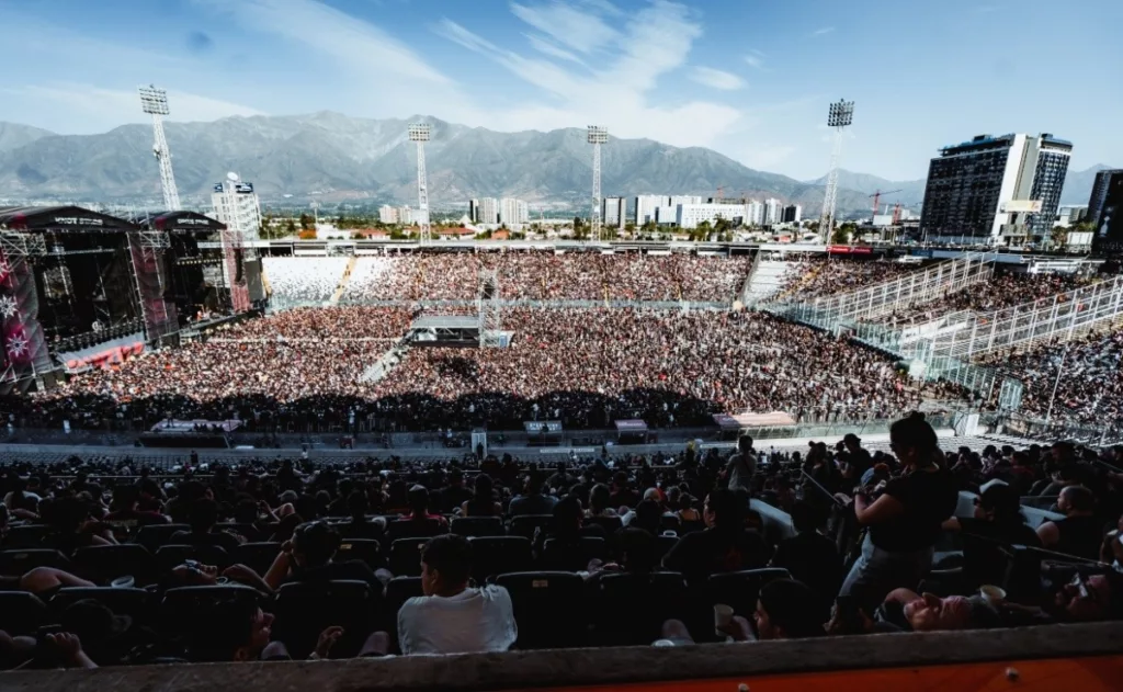 Vista aérea del Estadio Monumental totalmente repleto por un concierto a finales de la temporada 2023.