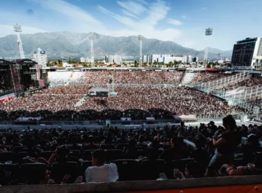 Vista aérea del Estadio Monumental totalmente repleto por un concierto a finales de la temporada 2023.