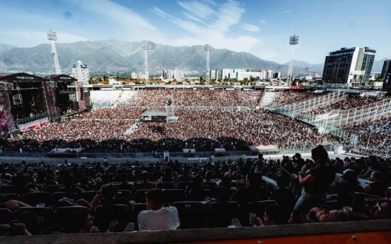 Vista aérea del Estadio Monumental totalmente repleto por un concierto a finales de la temporada 2023.