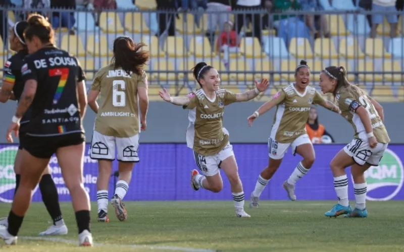 Colo-Colo Femenino festejado un gol en la final contra Santiago Morning en la final