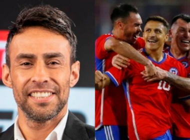 A mano izquierda aparece un problema plano al rostro sonriente de Jorge Valdivia, mientras que a mano derecha se ve a tres futbolistas de la Selección Chilena celebrando un gol.