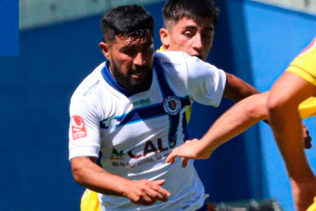 Nicolás Maturana defendiendo la camiseta de Deportes Santa Cruz durante la temporada 2023.