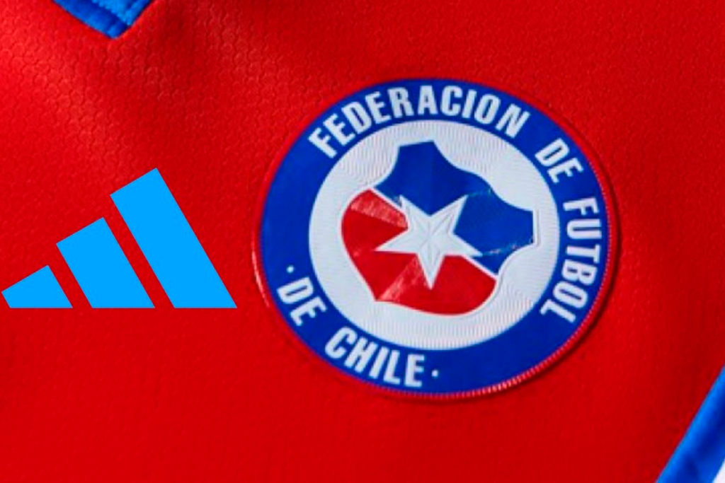 Primer plano al escudo de Adidas y la Selección Chilena en la camiseta de La Roja durante la temporada 2023.