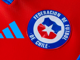 Primer plano al escudo de Adidas y la Selección Chilena en la camiseta de La Roja durante la temporada 2023.