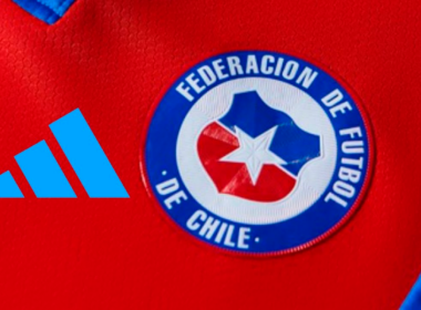 Primer plano al escudo de Adidas y la Selección Chilena en la camiseta de La Roja durante la temporada 2023.