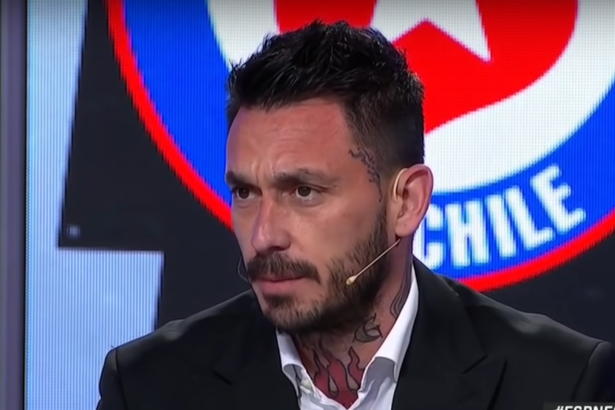 Primer plano al rostro serio de Mauricio Pinilla en su rol de comentarista deportivo.