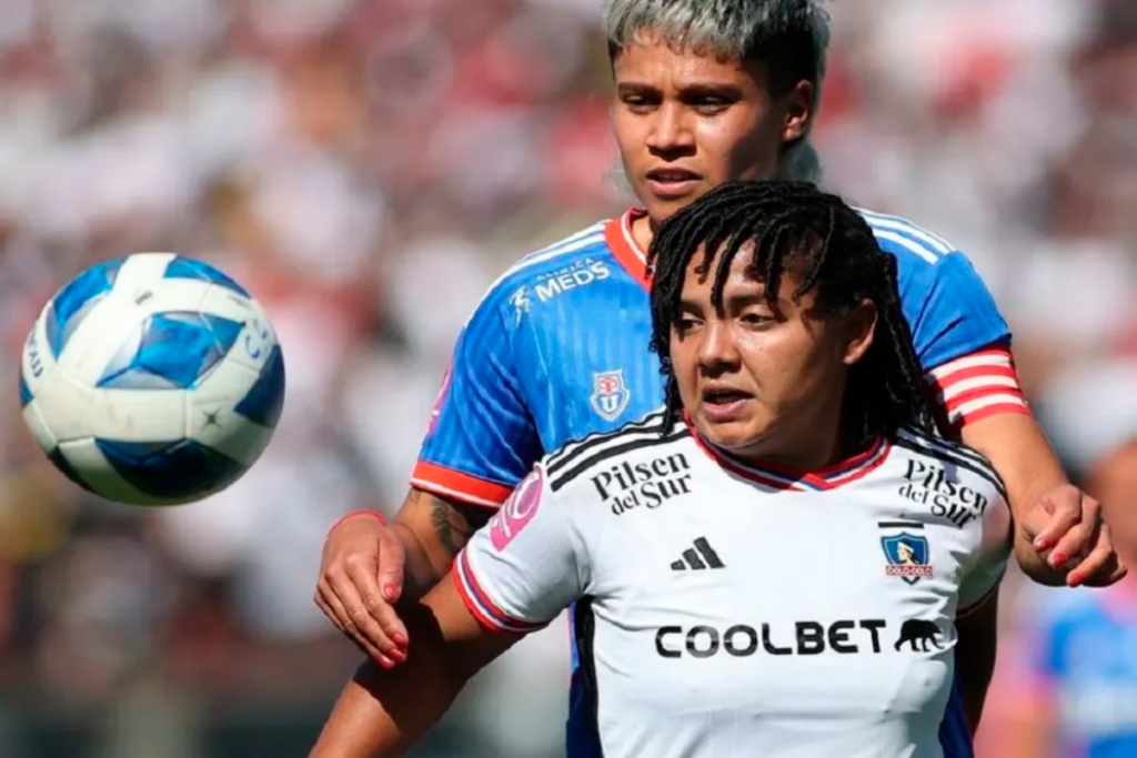 Ysaura Viso y Fernanda Pinilla disputando un balón en pleno Superclásico entre Colo-Colo y Universidad de Chile durante la temporada 2023.