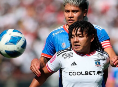 Ysaura Viso y Fernanda Pinilla disputando un balón en pleno Superclásico entre Colo-Colo y Universidad de Chile durante la temporada 2023.