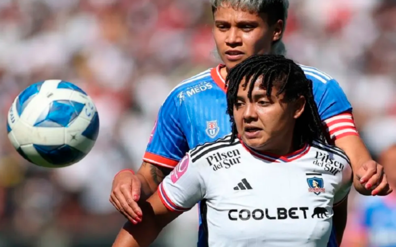 Ysaura Viso y Fernanda Pinilla disputando un balón en pleno Superclásico entre Colo-Colo y Universidad de Chile durante la temporada 2023.