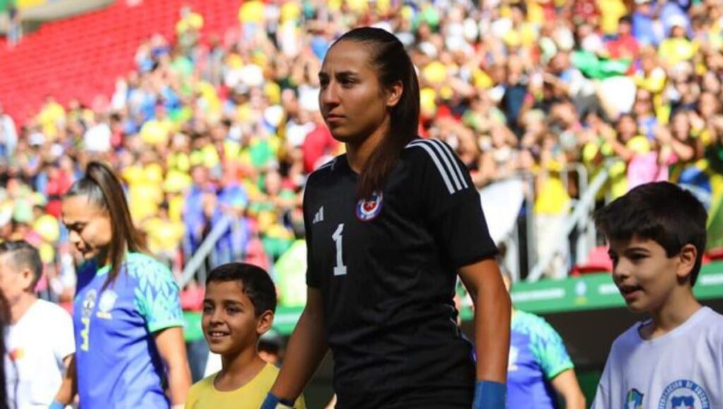 Antonia Canales con la camiseta de la Selección Chilena.