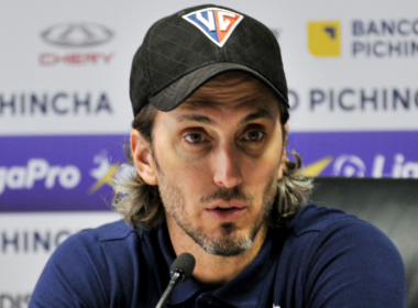 Luis Zubeldía en plena conferencia de prensa en su rol como entrenador de Liga Universitaria de Quito.