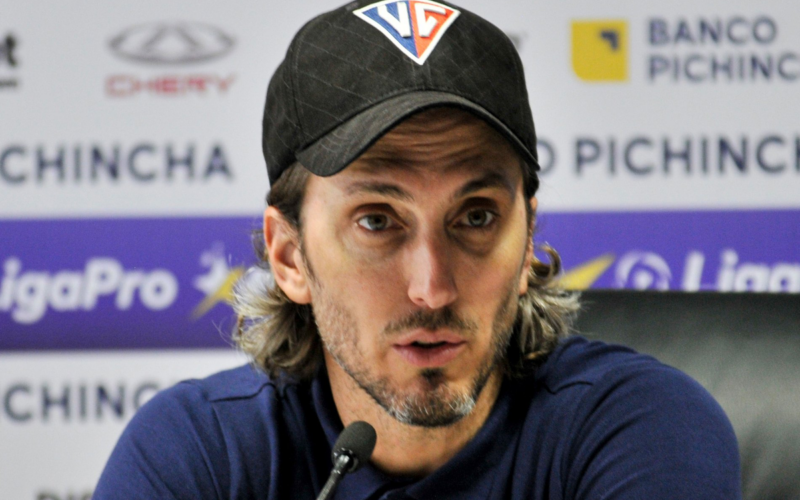 Luis Zubeldía en plena conferencia de prensa en su rol como entrenador de Liga Universitaria de Quito.