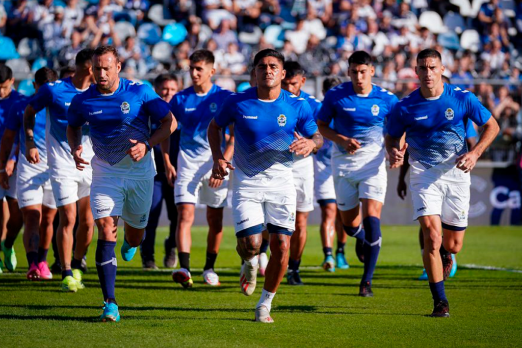 Futbolistas de Gimnasia y Esgrima de La Plata realizando el trabajo precompetitivo durante la temporada 2023.