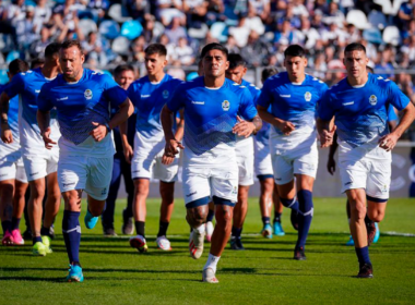 Futbolistas de Gimnasia y Esgrima de La Plata realizando el trabajo precompetitivo durante la temporada 2023.