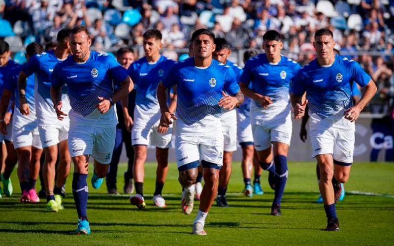 Futbolistas de Gimnasia y Esgrima de La Plata realizando el trabajo precompetitivo durante la temporada 2023.