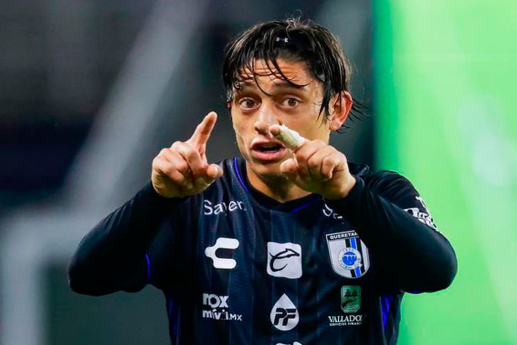 Joaquín Montecinos repartiendo una instrucción con sus dedos en pleno partido con la camiseta del Querétaro durante el segundo semestre de la temporada 2023.