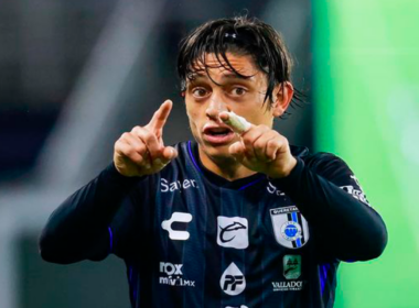 Joaquín Montecinos repartiendo una instrucción con sus dedos en pleno partido con la camiseta del Querétaro durante el segundo semestre de la temporada 2023.