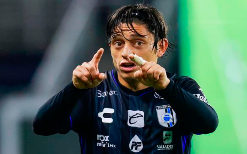 Joaquín Montecinos repartiendo una instrucción con sus dedos en pleno partido con la camiseta del Querétaro durante el segundo semestre de la temporada 2023.