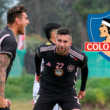 Futbolistas de Santiago City gritando un gol durante la temporada 2023, mientras que a mano derecha está incrustado sobre la imagen el escudo de Colo-Colo.