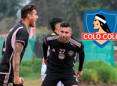 Futbolistas de Santiago City gritando un gol durante la temporada 2023, mientras que a mano derecha está incrustado sobre la imagen el escudo de Colo-Colo.