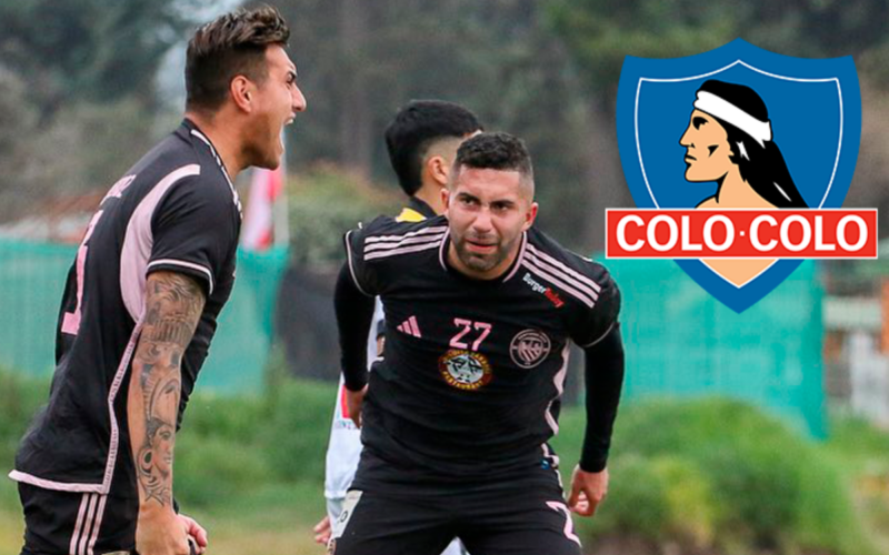 Futbolistas de Santiago City gritando un gol durante la temporada 2023, mientras que a mano derecha está incrustado sobre la imagen el escudo de Colo-Colo.