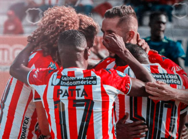 Futbolistas de Técnico Universitario de Ecuador se abrazan y celebran un gol durante la temporada 2023.