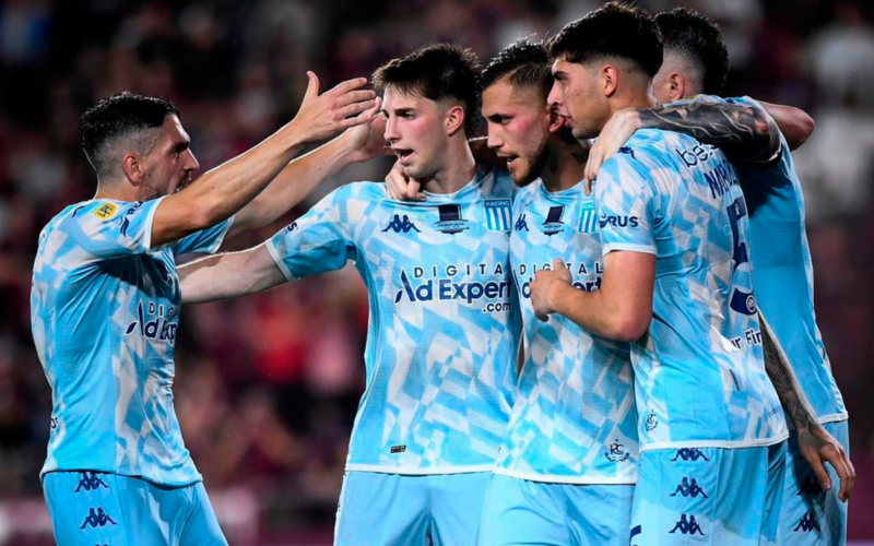 Futbolistas de Racing Club se abrazan y celebran un gol durante la temporada 2023.