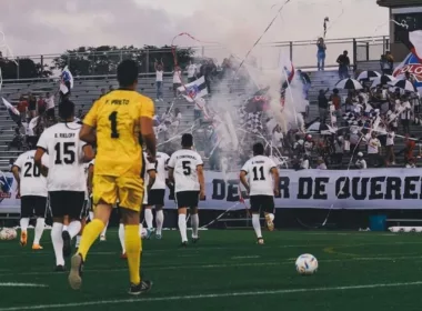 Jugadores de Colo-Colo de Todos los Tiempos ingresando a la cancha.