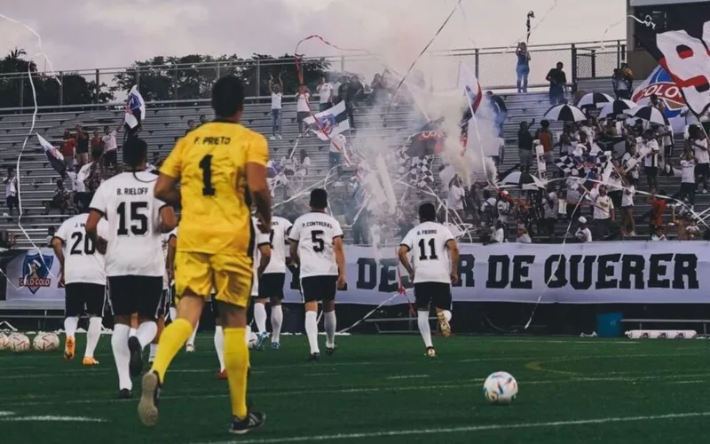 Jugadores de Colo-Colo de Todos los Tiempos ingresando a la cancha.