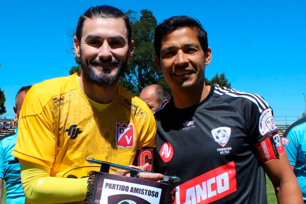 Matías Fernández junto a Paulo Garcés posan para una fotografía en el marco de un amistoso en la ciudad de Valdivia en diciembre del 2023.