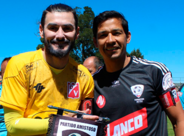 Matías Fernández junto a Paulo Garcés posan para una fotografía en el marco de un amistoso en la ciudad de Valdivia en diciembre del 2023.