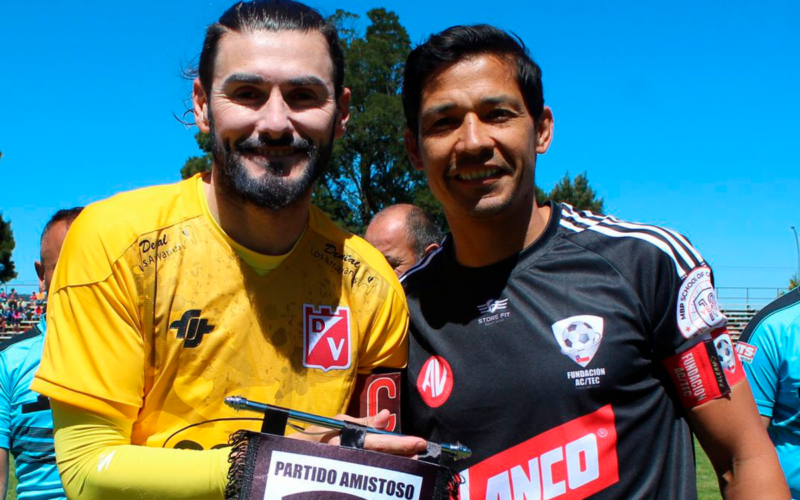 Matías Fernández junto a Paulo Garcés posan para una fotografía en el marco de un amistoso en la ciudad de Valdivia en diciembre del 2023.