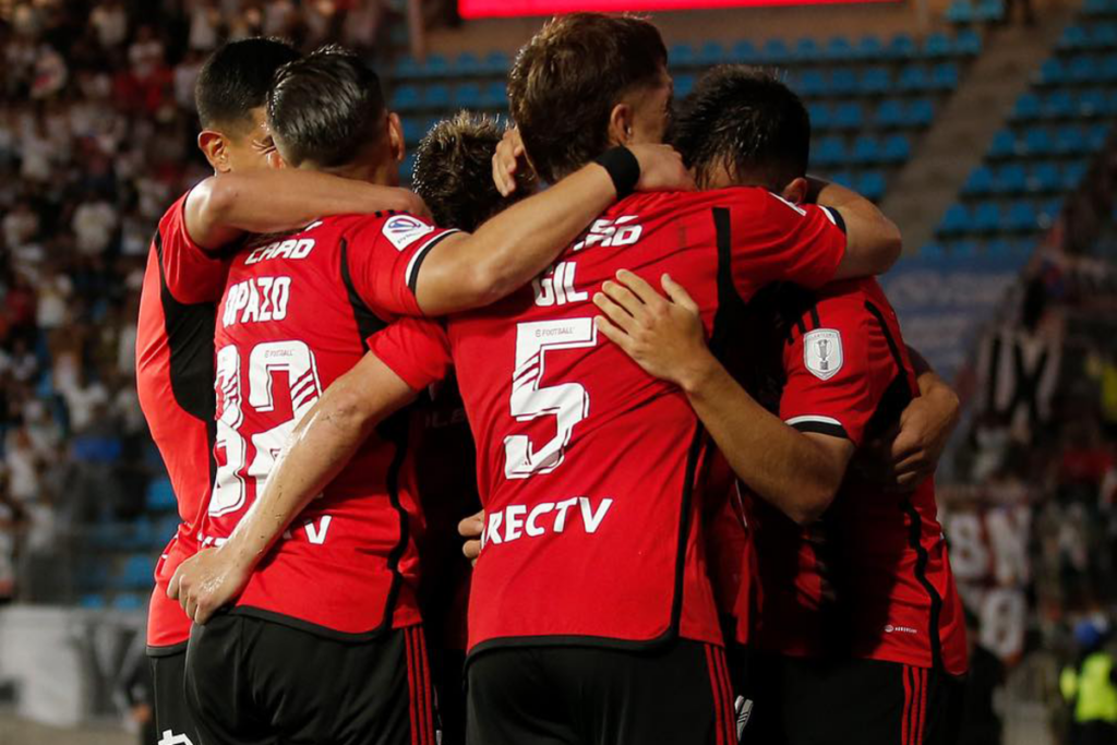 Futbolistas de Colo-Colo se abrazan tras anotar un nuevo gol en la final de la Copa Chile 2023 ante Magallanes.