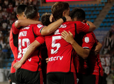 Futbolistas de Colo-Colo se abrazan tras anotar un nuevo gol en la final de la Copa Chile 2023 ante Magallanes.