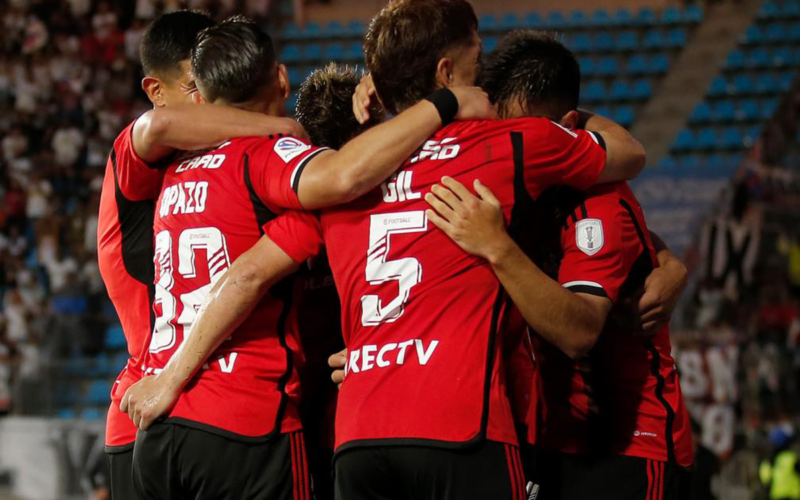 Futbolistas de Colo-Colo se abrazan tras anotar un nuevo gol en la final de la Copa Chile 2023 ante Magallanes.